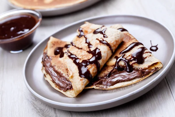Paar zelfgemaakte pannenkoeken met chocolade en chocoladesaus — Stockfoto