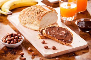 Nutella Ve Meyve Suyu Ve Muz ile Kahvaltı