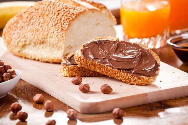 Nutella ve Meyve Suyu ile Kahvaltı
