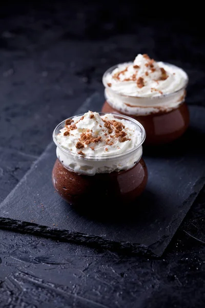 Mousse al cioccolato con panna montata e biscotti — Foto Stock