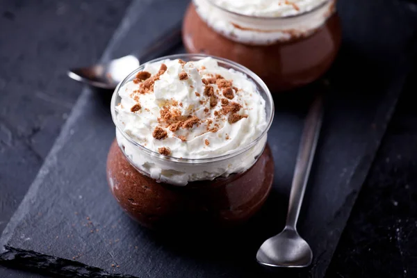 Zelfgemaakte chocolade mousse met slagroom — Stockfoto