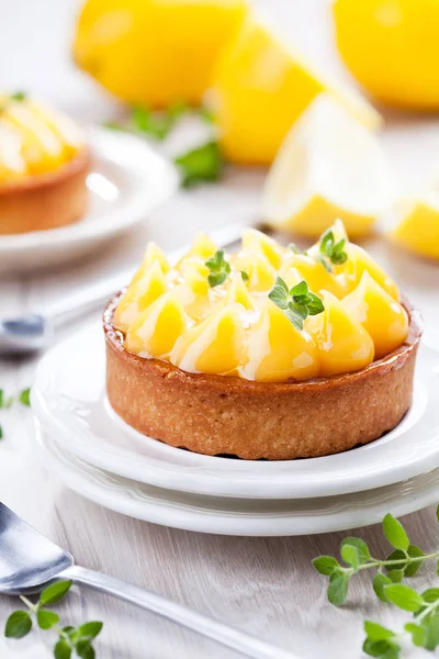 Pastel de limón casero con limones orgánicos y orégano —  Fotos de Stock