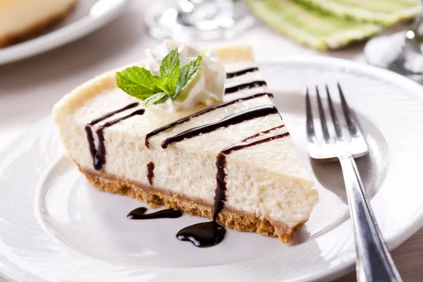 Slice Of Homemade Vanilla Cheesecake With Chocolate — Stock Photo, Image