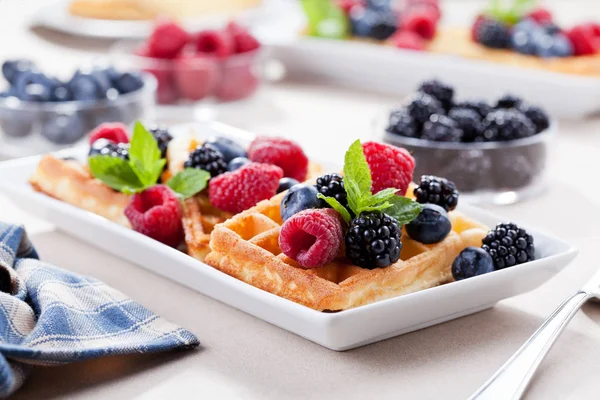Homemade Waffles With Fresh Organic Fruits — Stock Photo, Image