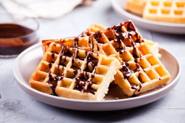 Çikolata ile Waffle Yığını