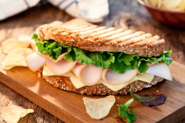 Cips ile Jambon ve Peynirli Sandviç