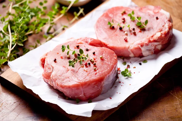 Un par de filetes de solomillo de carne cruda —  Fotos de Stock