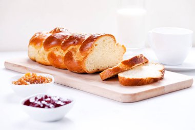 Süt ve Marmelatlı Ev Yapımı Brioche