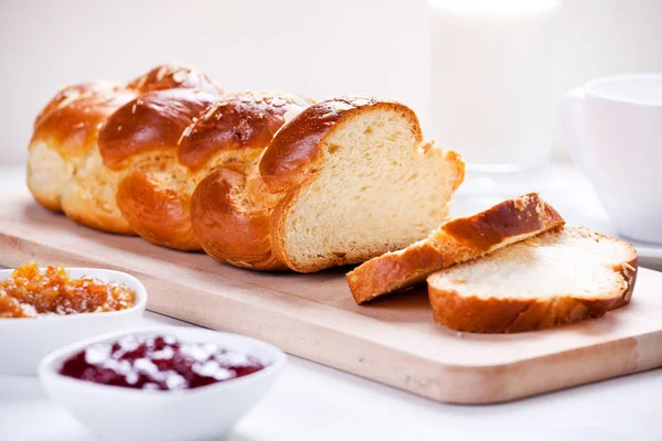 Domácí tradiční řecká Brioche s marmeládou — Stock fotografie