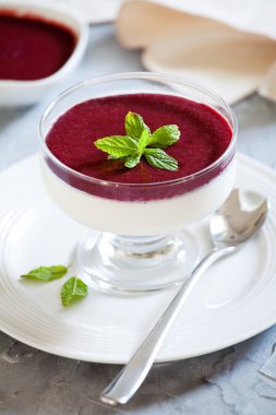 Bir kase ev yapımı vişne soslu panna cotta.
