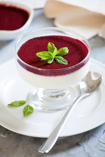 Schaal Van Zelfgemaakte Panna Cotta Met Kers Topping — Stockfoto