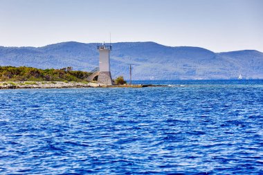 Güzel deniz manzara mesafe büyük görkemli Dağları arka plan, romantik tarih yelken yelkenli Adriyatik Denizi, Hırvatistan gezisi.