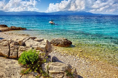 Güzel deniz manzara ve görkemli günbatımı dağlarda, Hırvatistan