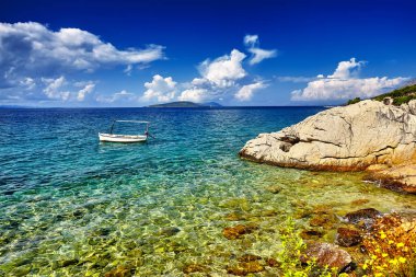 Güzel deniz manzara ve görkemli günbatımı dağlarda, Hırvatistan