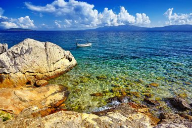 Güzel deniz manzara ve görkemli günbatımı dağlarda, Hırvatistan