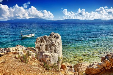 Güzel deniz manzara ve görkemli günbatımı dağlarda, Hırvatistan