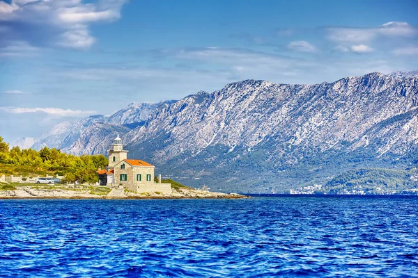 クロアチア アドリア海の美しい海風景ロマンチックな素晴らしい雄大な山々 の背景の距離にセーリング ヨット クルーズします — ストック写真