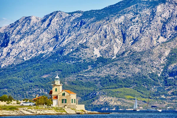 クロアチア アドリア海の美しい海風景ロマンチックな素晴らしい雄大な山々 の背景の距離にセーリング ヨット クルーズします — ストック写真