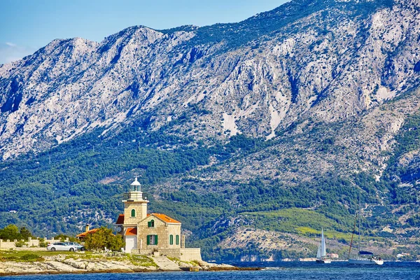 Bellissimo Paesaggio Marino Barca Vela Lontananza Grande Sfondo Maestoso Montagne — Foto Stock