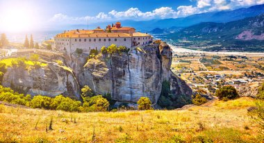 Meteora manastırları, Yunanistan Kalambaka. UNESCO Dünya Mirası Sit alanı. Renkli manzara. St. Stephen Iera Moni Agiou Stefanou Manastırı
