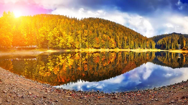 Górskie Jezioro Sceny Dramatyczne Malownicze Atrakcją Turystyczną Europie Artystyczny Obraz — Zdjęcie stockowe
