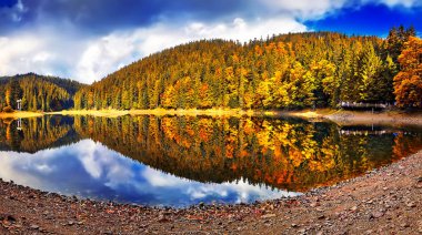 Dağ gölü. Dramatik ve güzel sahne. Popüler turistik. Avrupa. Sanatsal resim. Güzellik Dünya.