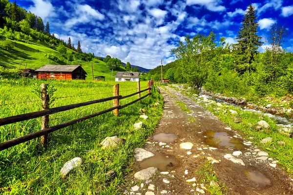 Den Fantastiska Berglandskap Med Färgsprakande Levande Solnedgång Molniga Himlen Naturlig — Stockfoto