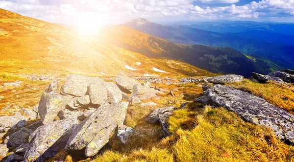 Die Atemberaubende Berglandschaft Mit Farbenfrohen Lebendigen Sonnenuntergang Bewölkten Himmel Natürlicher — Stockfoto