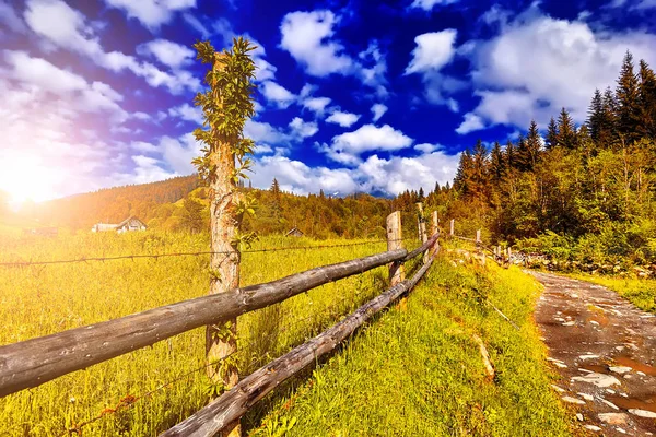 Increíble Paisaje Montaña Con Colorido Atardecer Vívido Cielo Nublado Fondo —  Fotos de Stock