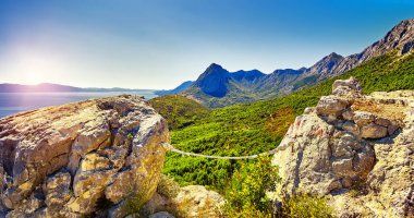 Adriyatik Denizi 'nin inanılmaz günbatımı manzarası. Dramatik ve resimli bir sahne. Sanatsal resim. Hırvatistan