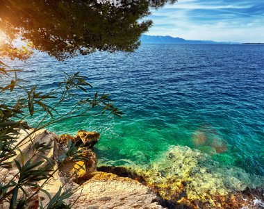 Hırvatistan 'ın başkenti Makarska Riviera' daki Brela kasabası yakınlarındaki kayalık sahilde inanılmaz bir gün batımı yaşandı. Adriyatik Denizi. Akdeniz ülkelerinin güzel dünyası.