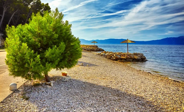 克罗地亚达尔马提亚Makarska Riviera的Brela镇附近岩石沙滩上令人惊奇的落日 亚得里亚海地中海国家美丽的世界 — 图库照片
