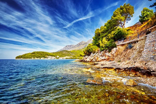 克罗地亚德尔韦尼克的岩石海滩上 令人惊奇的落日 亚得里亚海 克罗地亚 欧洲地中海国家美丽的世界 图库照片