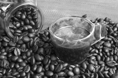 Ahşap masa siyah beyaz portre kahve Kupası ve kahve fasulye.