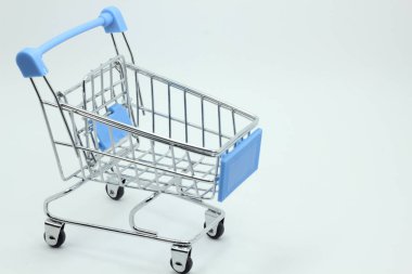 Beyaz arka plan üzerinde alışveriş sepeti modeli.