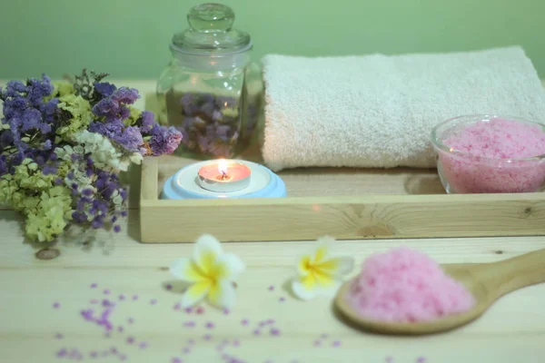 Aromatherapie Spa Und Kerze Mit Blumen Auf Holztisch Gestellt Als — Stockfoto