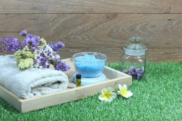 Zestaw Spa Aromaterapia Świeca Kwiatami Sztucznej Trawie — Zdjęcie stockowe