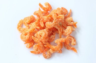 Beyaz arkaplanda kurumuş karides.