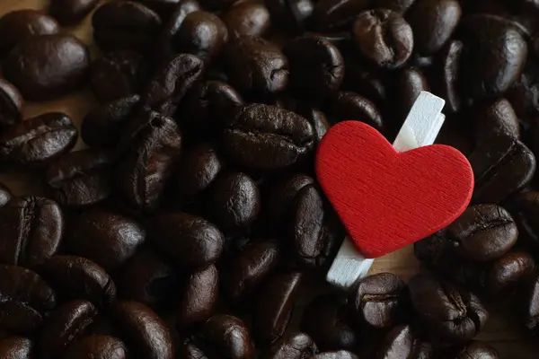 Одежда Красное Сердце Кофейных Бобах — стоковое фото