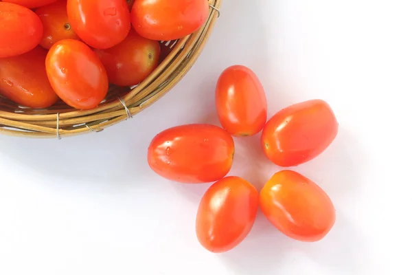 Pomodori Ciliegia Nel Cestino Sfondo Bianco — Foto Stock