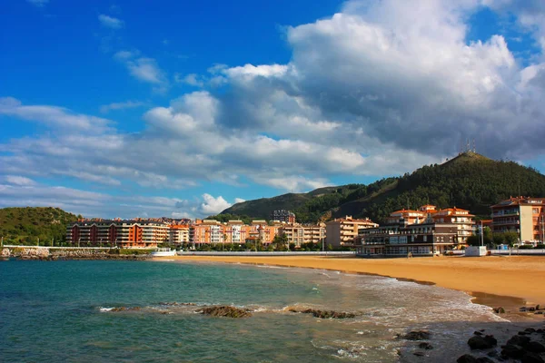 Castro Urdiales, Cantabria, İspanya içinde plaj Brazomar. Güneşli gün