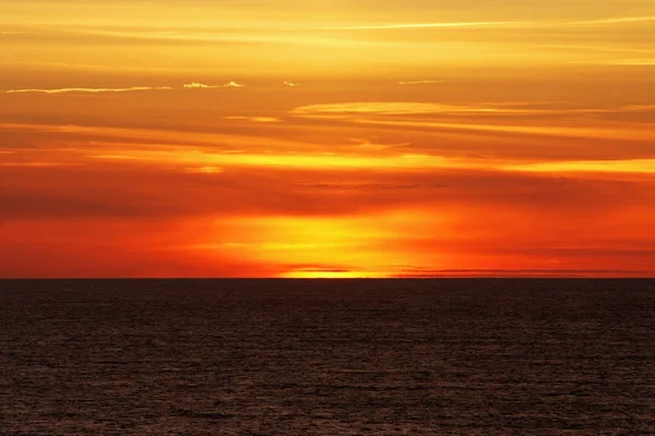 Анотація Пейзажу Червоним Заходом Сонця Над Трохи Хвилястою Поверхнею Моря — стокове фото
