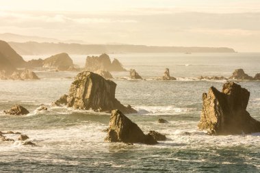 Kuzey İspanya Sahil kayalık uçurum. Mavi su ve mavi gökyüzü. Cudillero İspanya Asturias Prensliği iline bağlı bölge. Cabo Vidio kıyı şeridi görünümü.