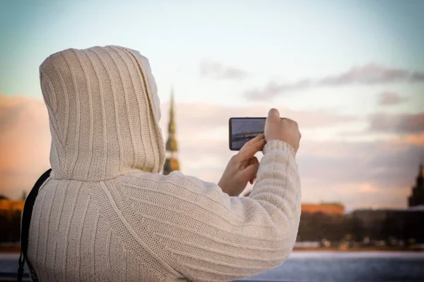 Başlık Alarak Fotoğraf Cityscape Ile Beyaz Örme Ceketli Adamı Ile — Stok fotoğraf