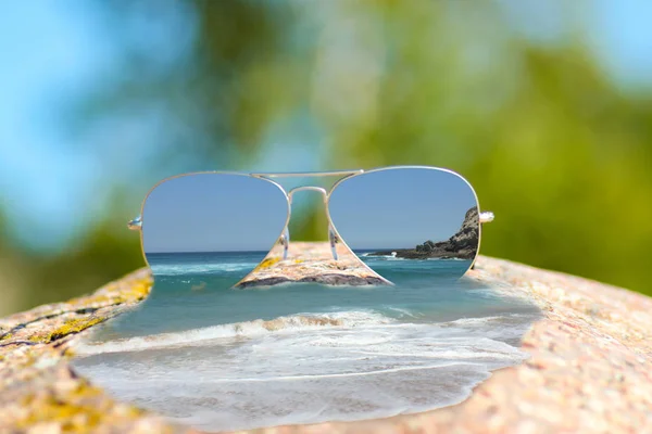 Oceán Přelila Kámen Sluneční Brýle Kterých Leží — Stock fotografie