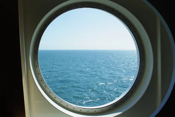 Вид Тихую Морскую Поверхность Через Иллюминатор Корабля — стоковое фото