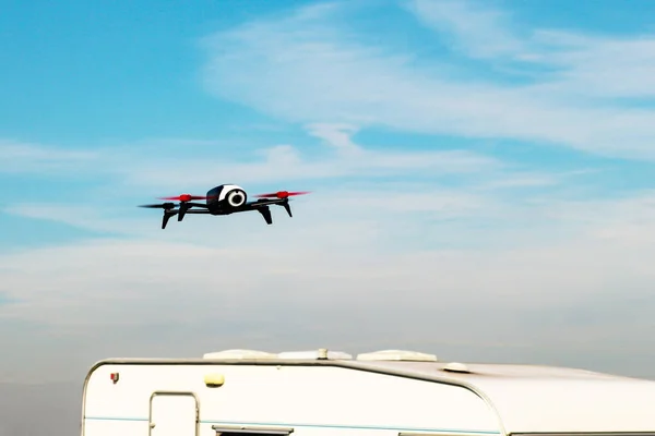 Drone volant avec caméra montée — Photo