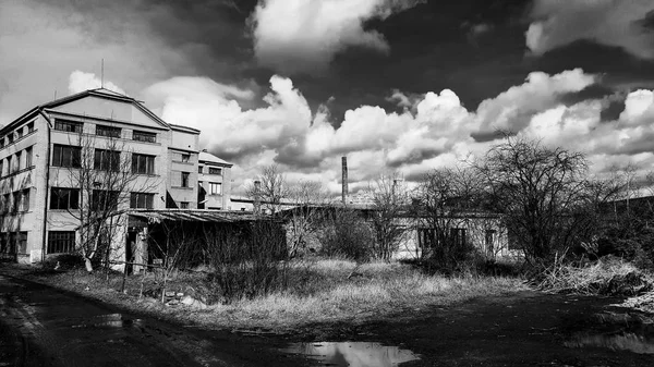 흐린 극적인 하늘 아래 오래 된 공장 건물을 포기. 경제 불경기의 상징입니다. 체코 공화국, Velim 시. — 스톡 사진