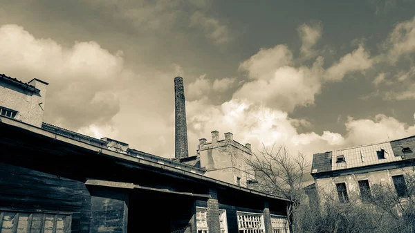 Övergiven gammal fabriksbyggnad i Tjeckien. — Stockfoto