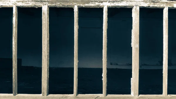 Ventana de una casa abandonada hecha con varillas de madera . — Foto de Stock